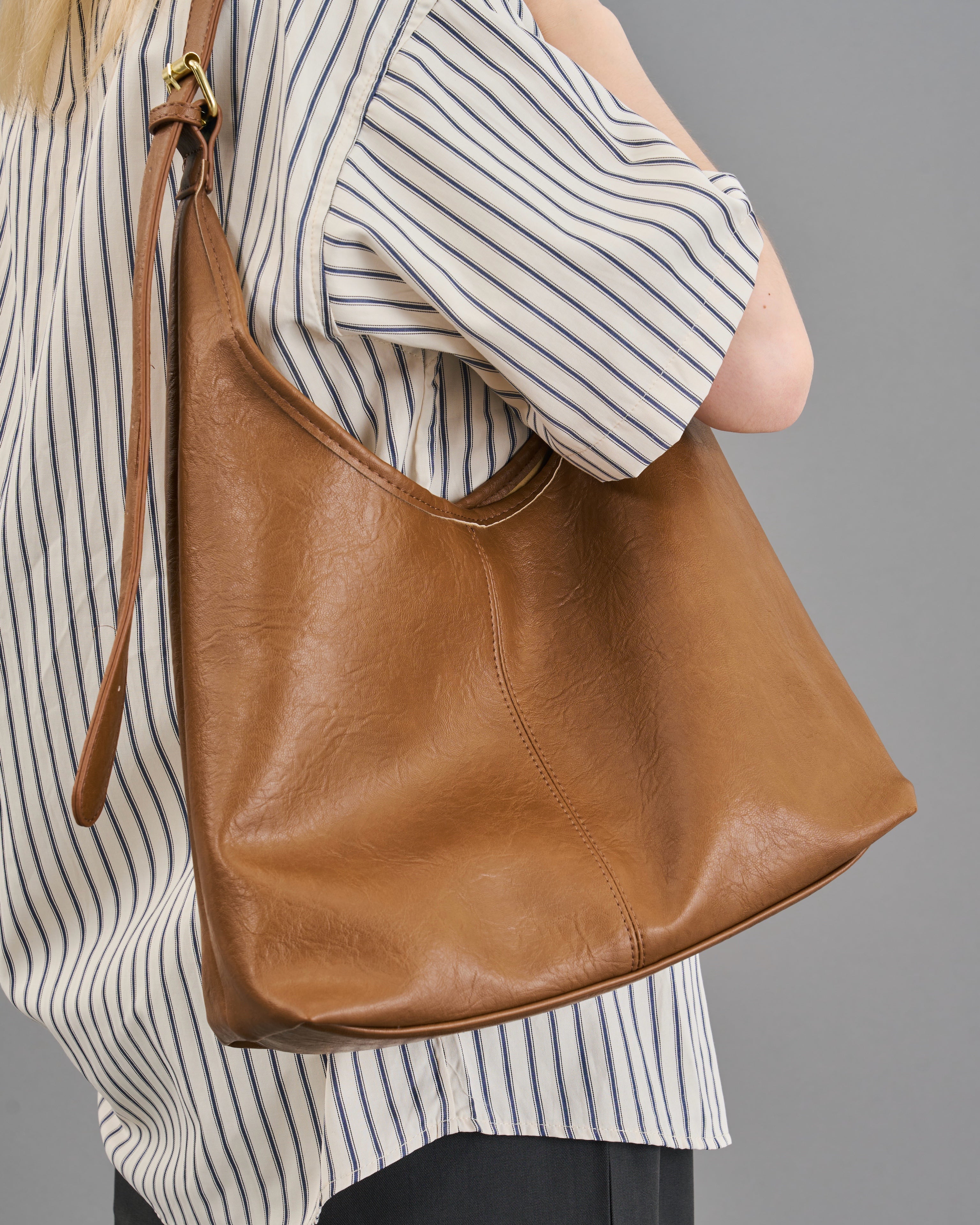 ビッグフェイクレザーショルダーバックSL0016