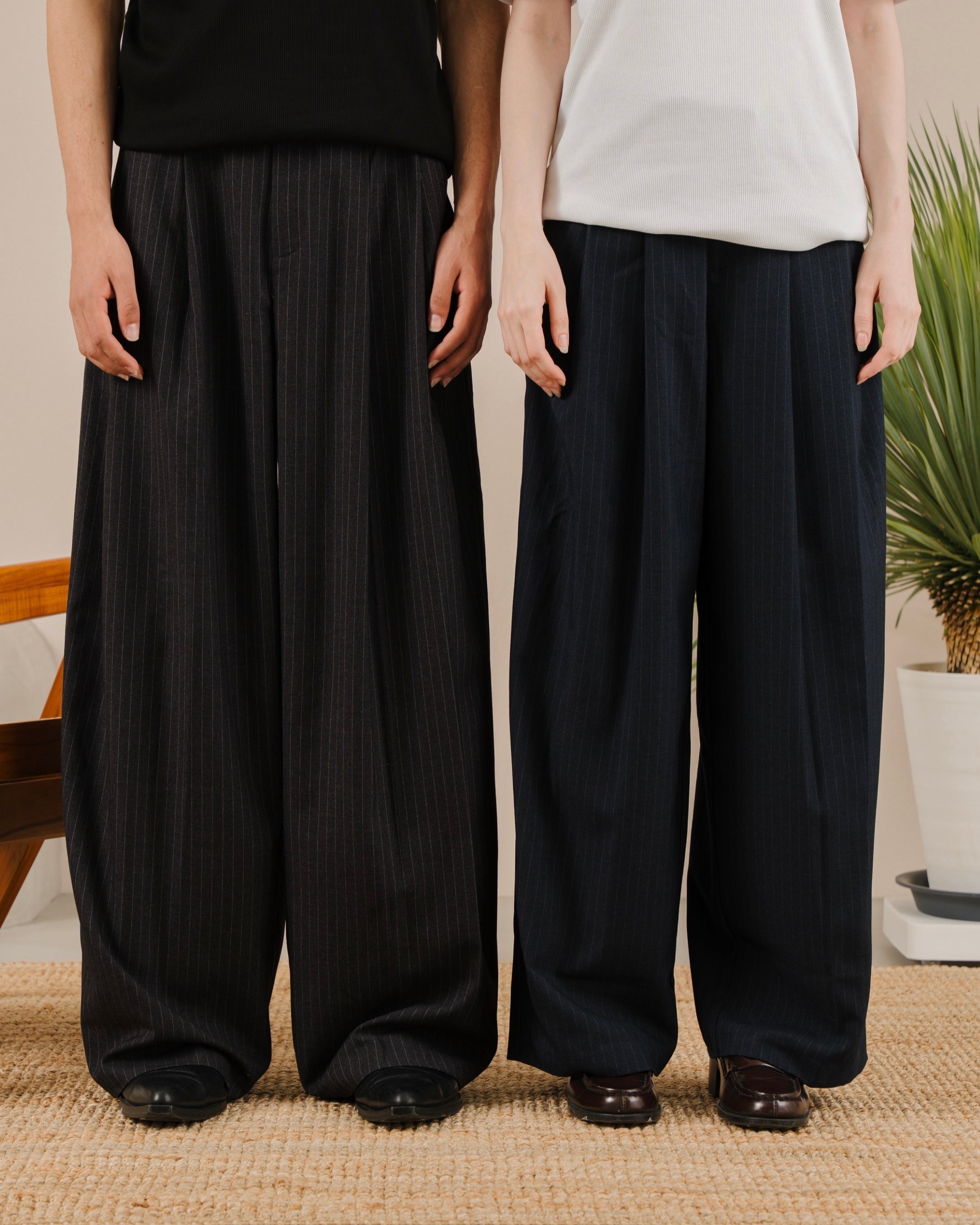 Deep tuck slacks stripe