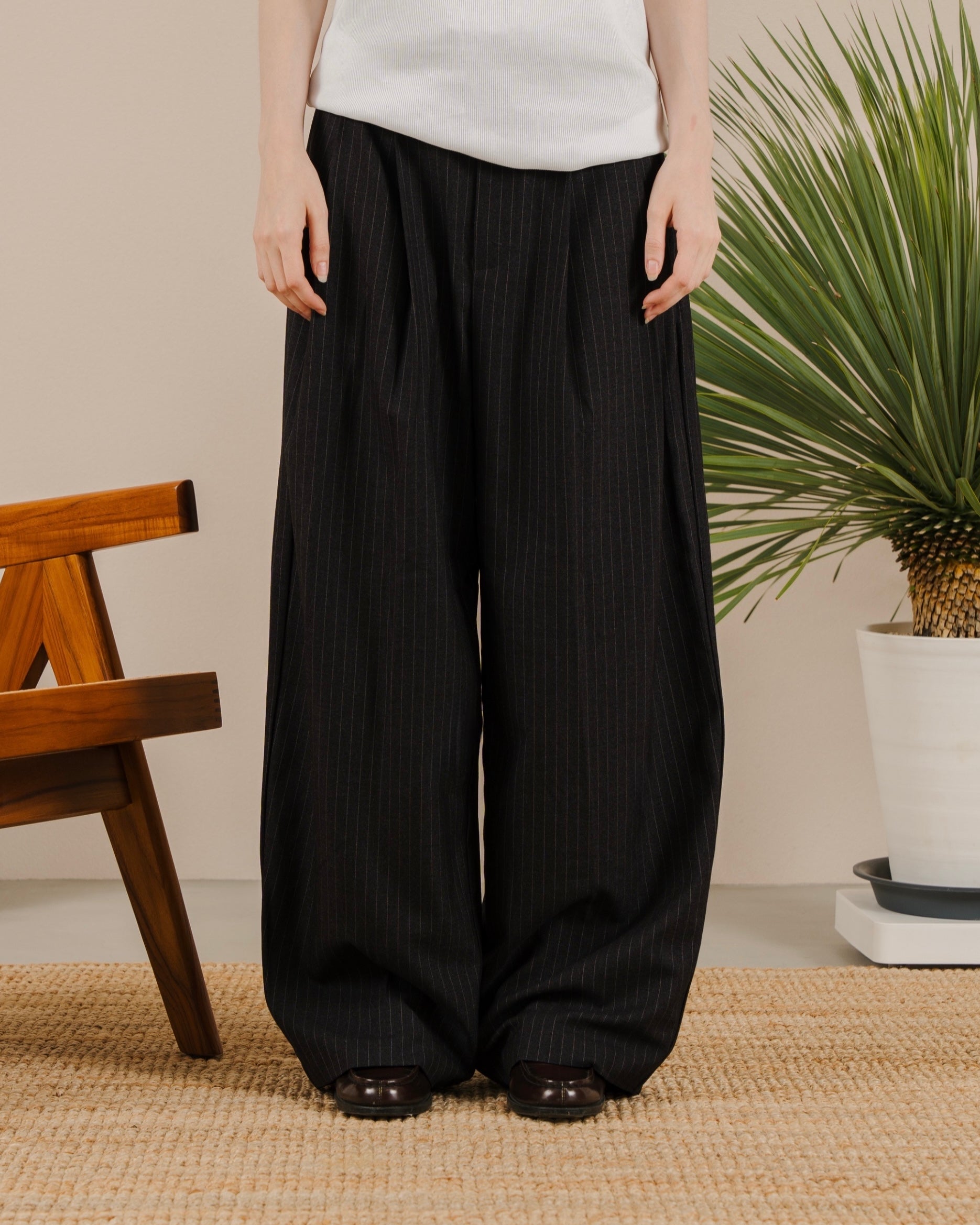 Deep tuck slacks stripe
